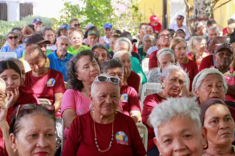 La ministra de los Adultos Mayores, Magaly Viña, sostuvo un encuentro con los clubes de abuelos del municipio Miranda.