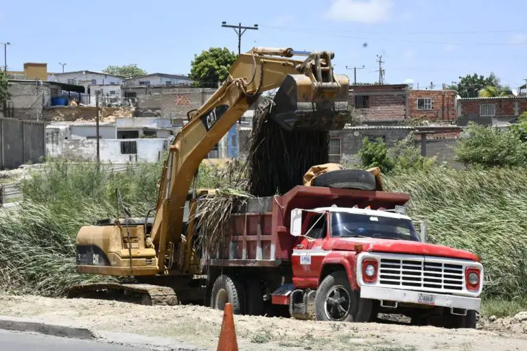 Carirubana Alcaldía y empresa se unen en limpieza de La Rosa