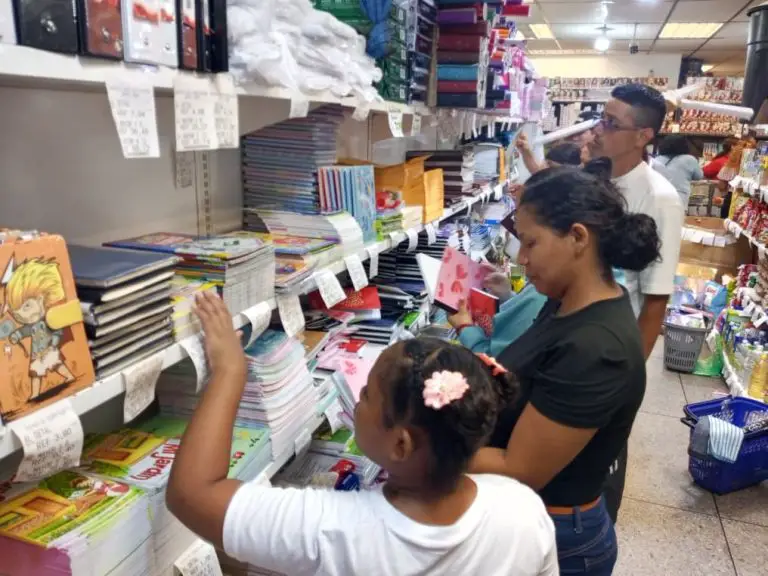 Compra de uniformes y útiles, primera tarea del año escolar 25-26