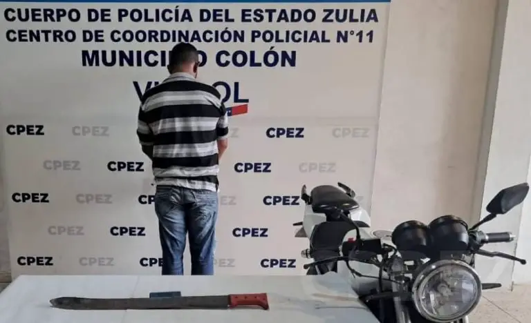 Atacó a la pareja de su ex con un machete mientras dormían