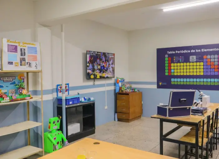 Las Bricomiles y el presidente Nicolás Maduro entregaron totalmente rehabilitado el Liceo Nacional Juan Crisóstomo Falcón de La Vela