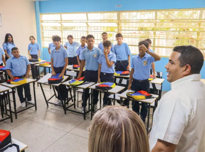 Las Bricomiles y el presidente Nicolás Maduro entregaron totalmente rehabilitado el Liceo Nacional Juan Crisóstomo Falcón de La Vela