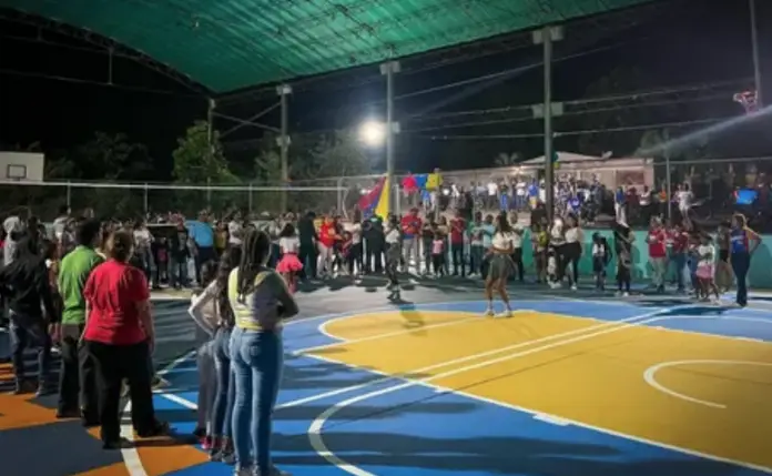 El alcalde Rubén Molina en compañía de la viceministra de las Comunas y todo el equipo de gobierno inauguró la cancha de Las Dos Bocas.