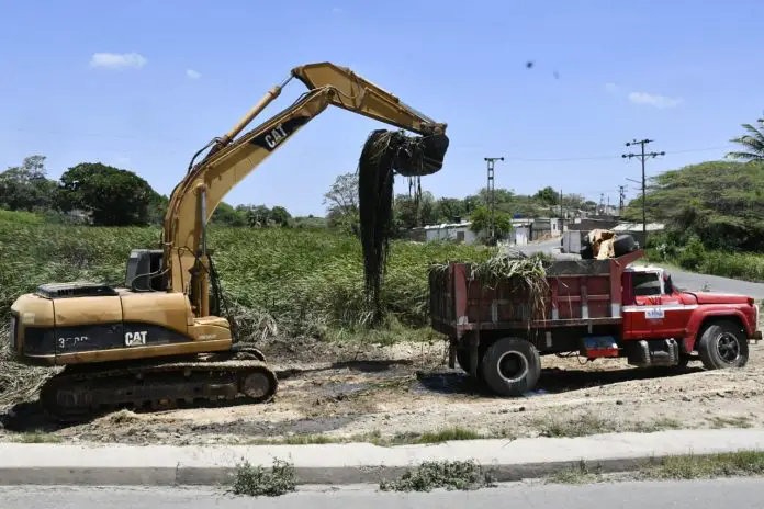 Carirubana Alcaldía y empresa se unen en limpieza de La Rosa