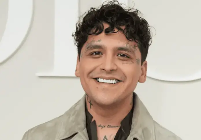 Christian Nodal ha tomado la decisión más trascendental de su carrera al despedir a su propio padre, Jaime González, de la empresa.