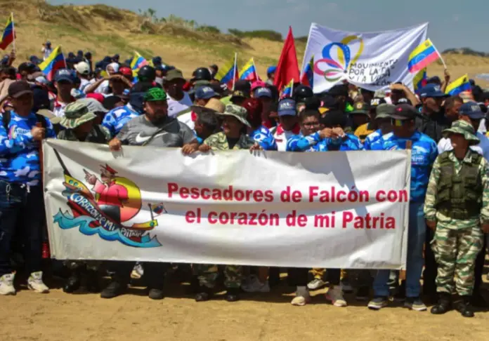 El gobernador Víctor Clark junto al pueblo falconiano y representantes de la Comisión Nacional del Consejo de Soberanía y Paz instalaron