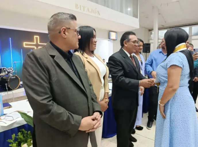 Este viernes Concemiranda realizó una sesión especial con motivo del Día de la Biblia para imponer la orden "Adolfo Blattner" a 12 pastores
