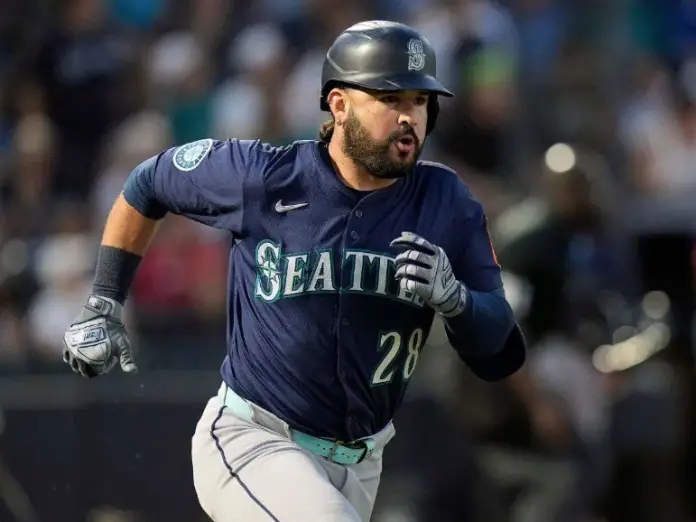 Eugenio Suárez, tercera base venezolano, está viviendo una temporada excepcional en la MLB, marcando un hito en sus 12 años de carrera.