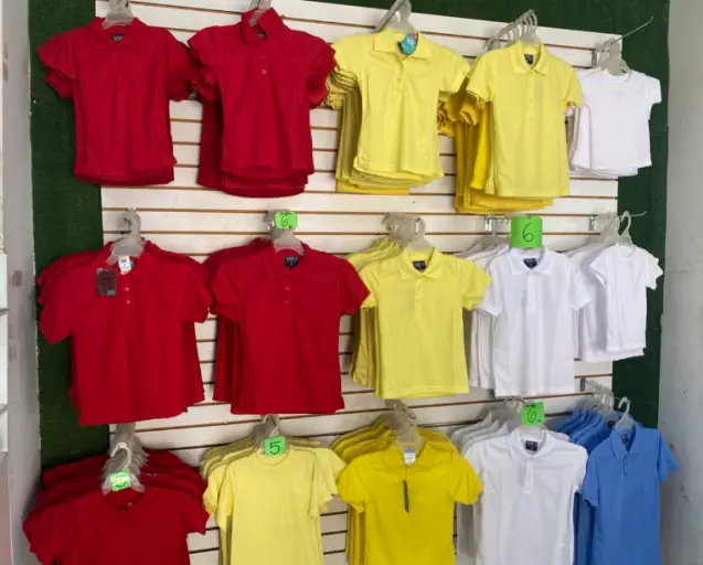 Aunque ya las clases iniciaron, los padres y representantes siguen en las compras de útiles y uniformes escolares para el 25-26