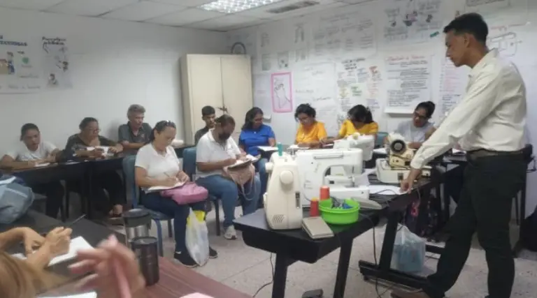 Inces| 45 participantes aprenden la técnica en mantenimiento de máquinas de coser