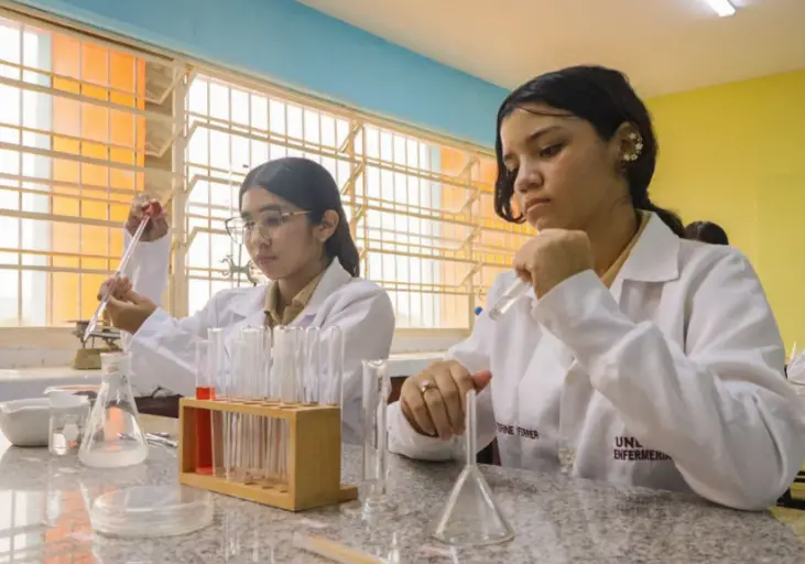 Las Bricomiles y el presidente Nicolás Maduro entregaron totalmente rehabilitado el Liceo Nacional Juan Crisóstomo Falcón de La Vela