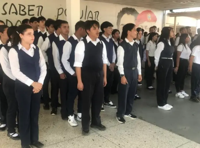 Con una jornada cívica un total de 275 estudiantes dieron inicio al año escolar 2025-2026 en el Liceo Inces Falcón.