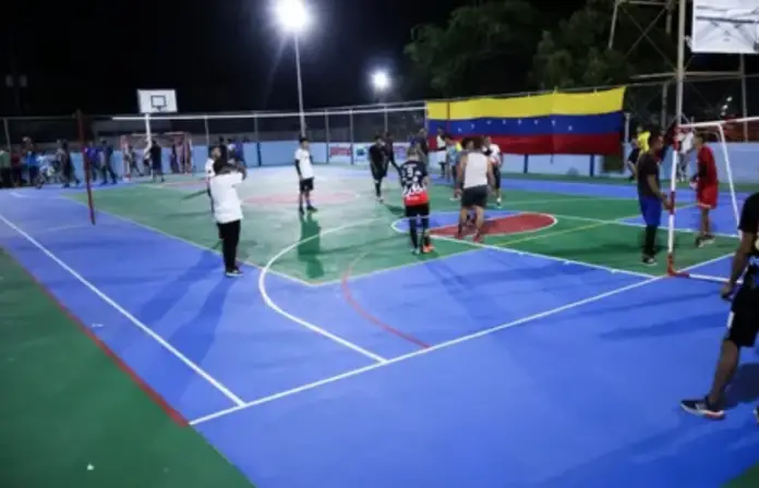 La comuna Los Guerreros de José Leonardo Chirino, en San Félix del municipio Mauroa, entregó a la comunidad rehabilitada la cancha.