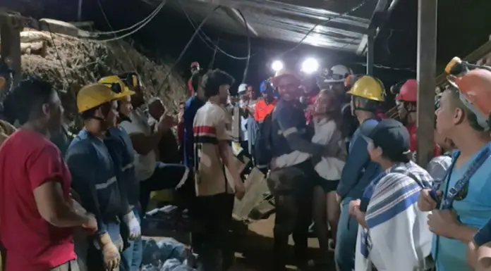 Los equipos de brigadistas rescataron con vida a 13 de los 23 mineros que llevaban 48 horas atrapados en el socavón de una mina de oro.