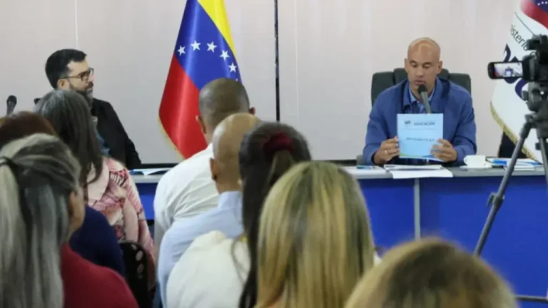 Ministro Rodríguez pide «cero burocracia» en inicio del año escolar
