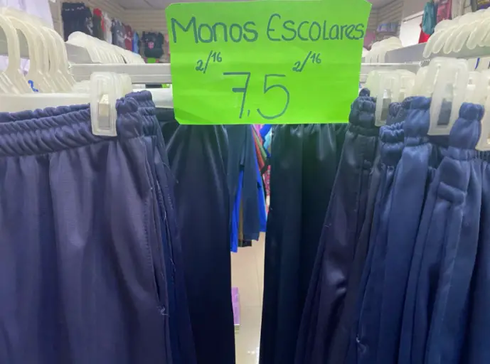 Aunque ya las clases iniciaron, los padres y representantes siguen en las compras de útiles y uniformes escolares para el 25-26
