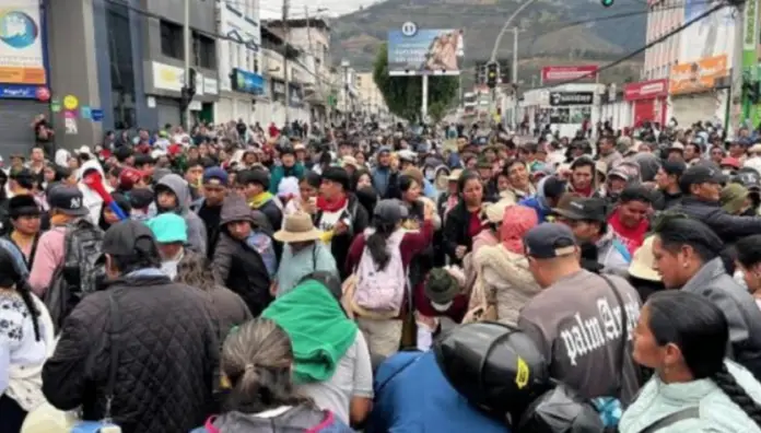Autoridades policiales ecuatorianas desalojaron por la fuerza a manifestantes, en el marco del cuarto día de paro nacional.