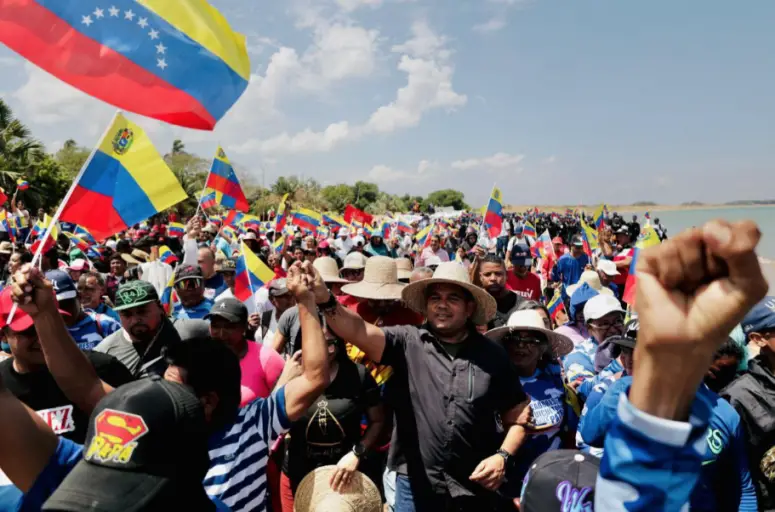 El gobernador Víctor Clark junto al pueblo falconiano y representantes de la Comisión Nacional del Consejo de Soberanía y Paz instalaron