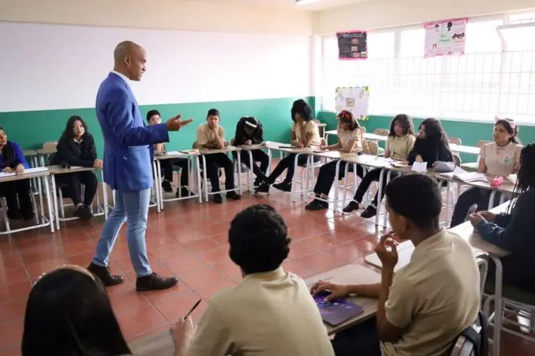 Ministro Rodríguez anuncia preparadores en los liceos ¿Quiénes serán?