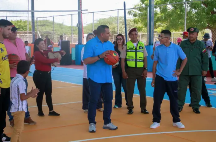 El gobernador Víctor Clark, junto al poder popular organizado, entregó totalmente transformada la cancha y el ambulatorio de Urumaco.