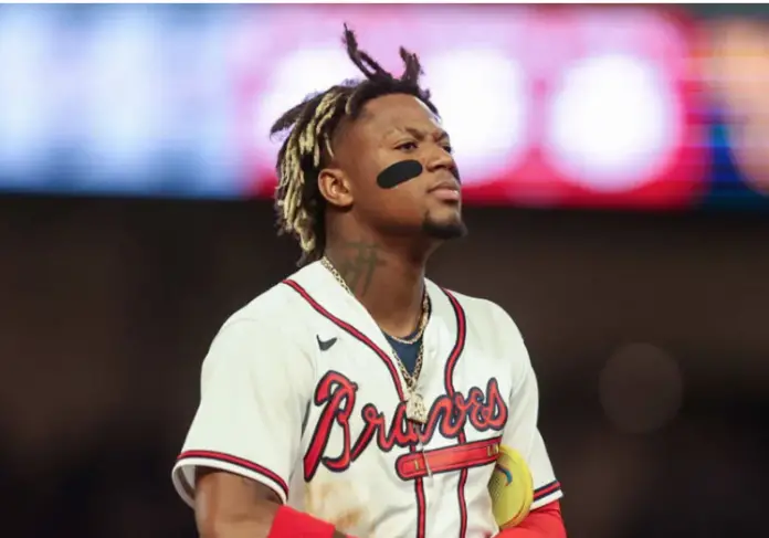El estelar jardinero venezolano Ronald Acuña Jr. ha logrado consolidarse nuevamente como una de las figuras más impactantes del béisbol.