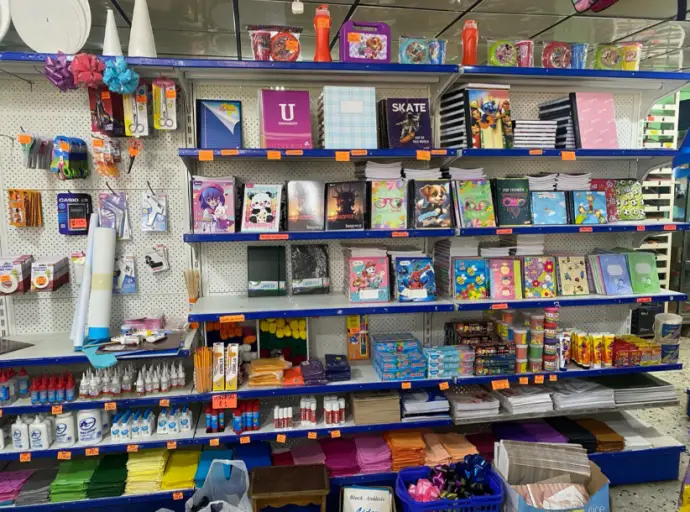 Aunque ya las clases iniciaron, los padres y representantes siguen en las compras de útiles y uniformes escolares para el 25-26