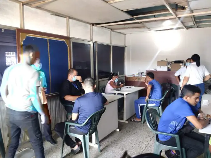 83 privados reciben atención en jornada médica en retén de Polifalcón