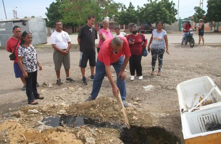 Colapso de aguas negras atenta contra salud en el sector 7 de Antiguo Aeropuerto