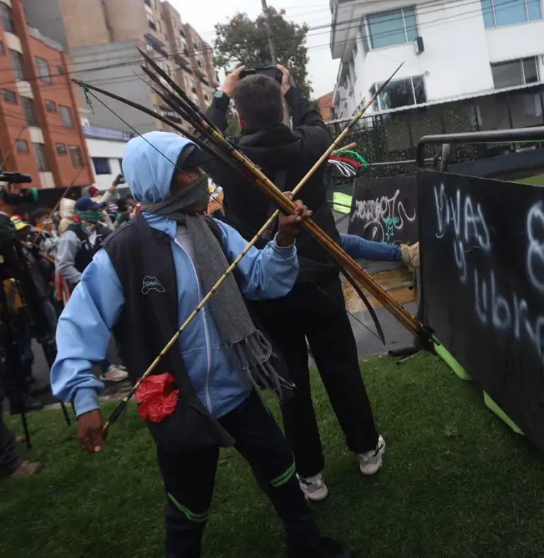 Cuatro policías heridos con flechas durante protestas contra EE.UU. en Colombia