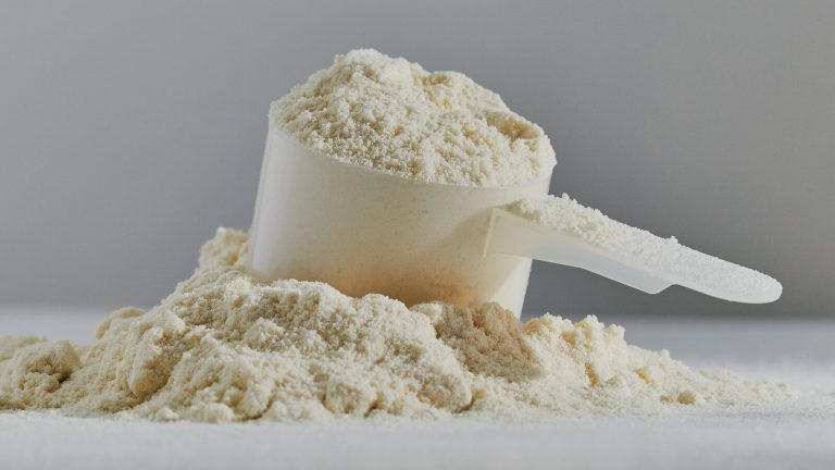 Informe revela altos niveles de plomo en proteínas en polvo y batidos
