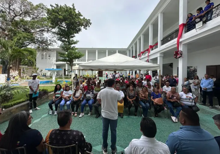 El alcalde del municipio Miranda del estado Falcón, Henry Hernández, encabezó la entrega de 141 títulos de propiedad.