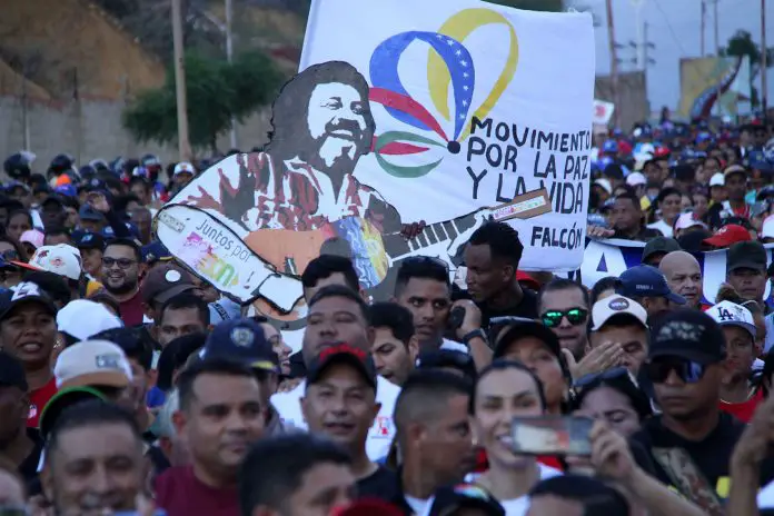 ali-primera-cantante El cerro de Caujarao se volvió a llenar de simpatizantes del cantautor Alí Primera para conmemorar los 84 aniversario de su cumpleaños.