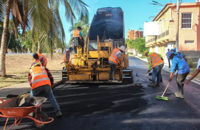 Este jueves el gobernador Víctor Clark dio inicio al proyecto de intervención vial en la población de Tucacas del municipio Silva.