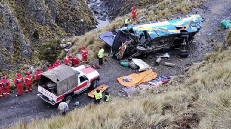 Autobús cayó por barranco, registran 16 fallecidos y 36 heridos