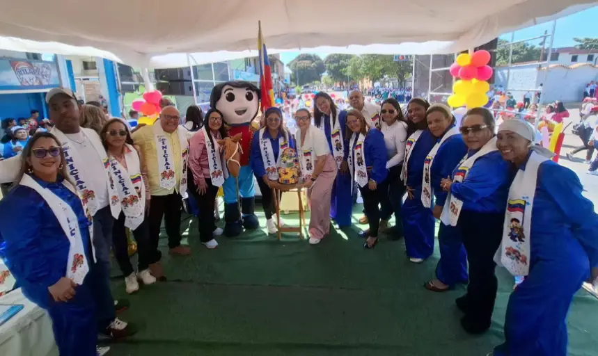 Con un llamativo desfile personal directivo, docentes, padres y/o representantes y niños de Educación Inicial cerraron las actividades.