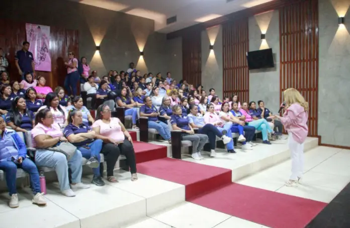 Este martes a propósito del mes de la lucha contra el cáncer de mama “Y Dios me hizo Mujer”, realizó el conversatorio “Hablemos sin Miedo”.