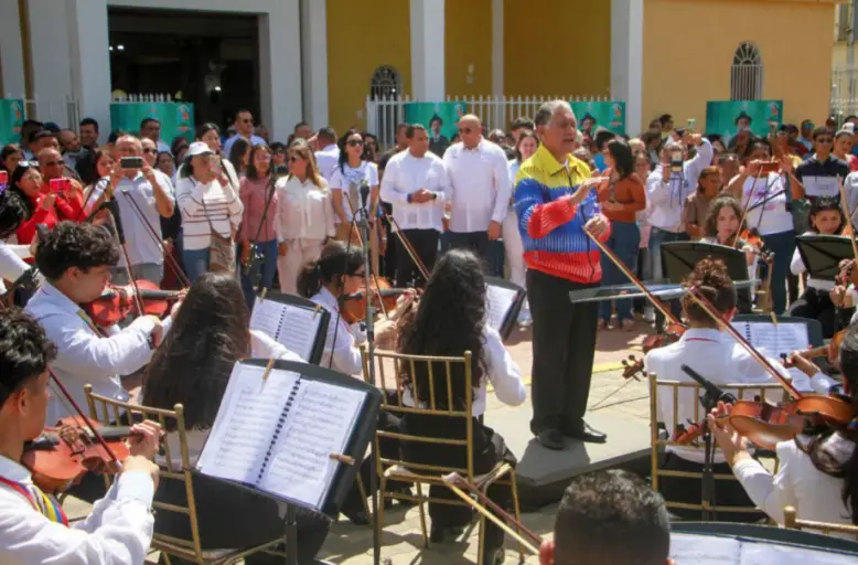 Con profunda devoción y Fe, autoridades y pueblo, acompañaron la misa de celebración por la canonización de los beatos.