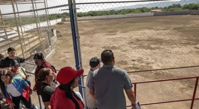 Víctor Clark y el ministro de la Juventud, Sergio Lotartaro supervisaron los proyectos aprobados en la consulta popular de la Juventud.