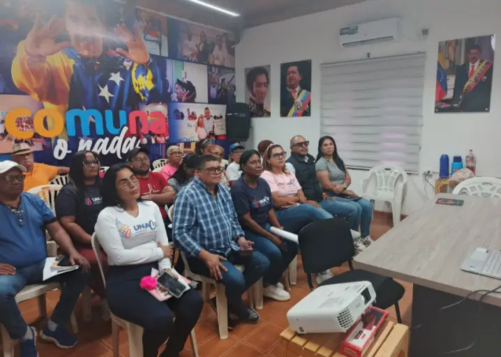 El rector de la Unacom, Jorge Arreaza, abrió el discurso del histórico gran inicio de clases de la primera cohorte.