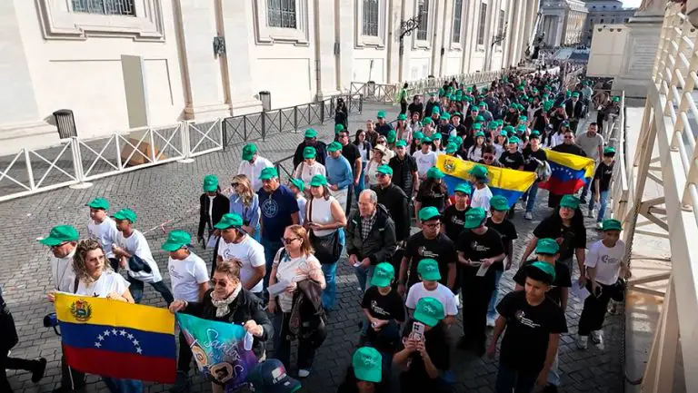 Miles de venezolanos asisten al Vaticano para honrar a sus primeros santos