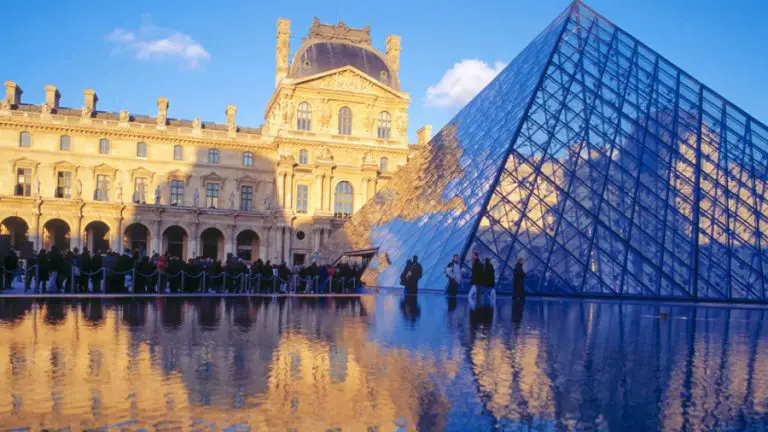 Louvre reabre sus puertas tres días después del robo del siglo