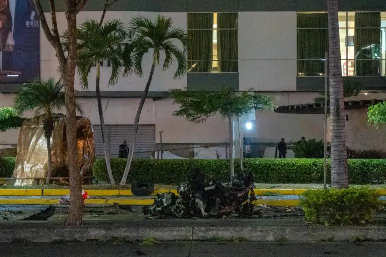 Un muerto y 30 heridos tras la explosión de un carro bomba en Guayaquil