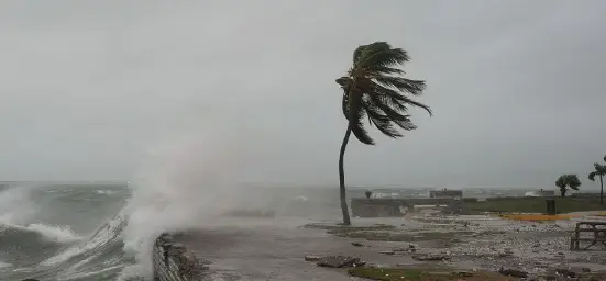 huracan-melissa El huracán Melissa tocó tierra en el oriente de Cuba la madrugada de este miércoles, impactando la isla con vientos sostenidos de 205 km/h