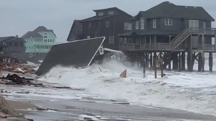 De acuerdo a reportes, varias casas de playa quedaron destruidas por las olas y lluvias provocadas por los huracanes Imelda y Humberto.