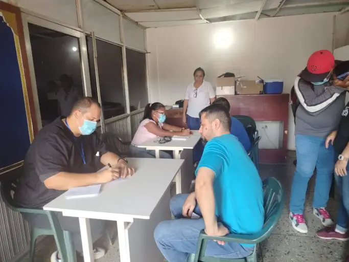 83 privados reciben atención en jornada médica en retén de Polifalcón