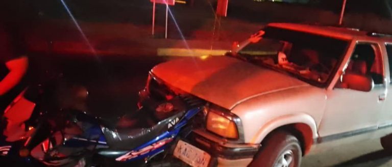 Joven lesionada en choque entre moto y vehículo en Punto Fijo