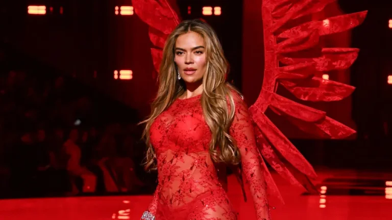 ¡De rojo! Karol G brilla en el Victoria’s Secret Fashion Show 2025
