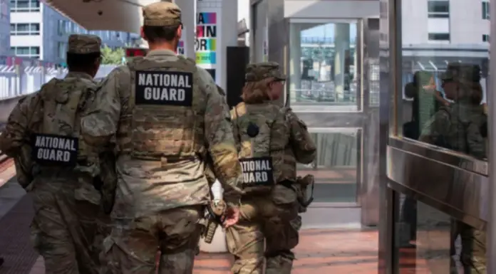 El Gobierno del presidente de Estados Unidos, Donald Trump, autorizó el despliegue de al menos 300 tropas de la Guardia Nacional para Illinois para detener la continuas protestas.