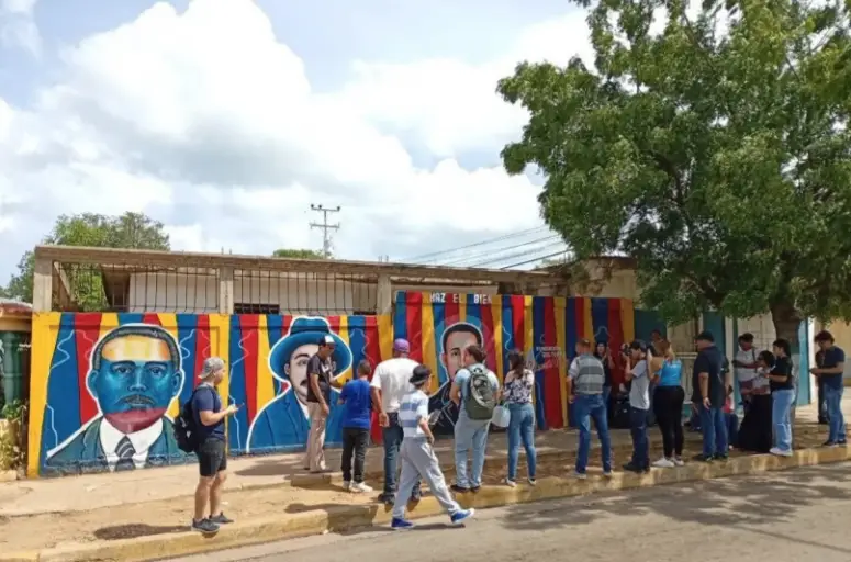 El artista plástico Leonel Vera y su Fundación Cultural develaron un mural en homenaje al "médico de los pobres" como muestra de gratitud.