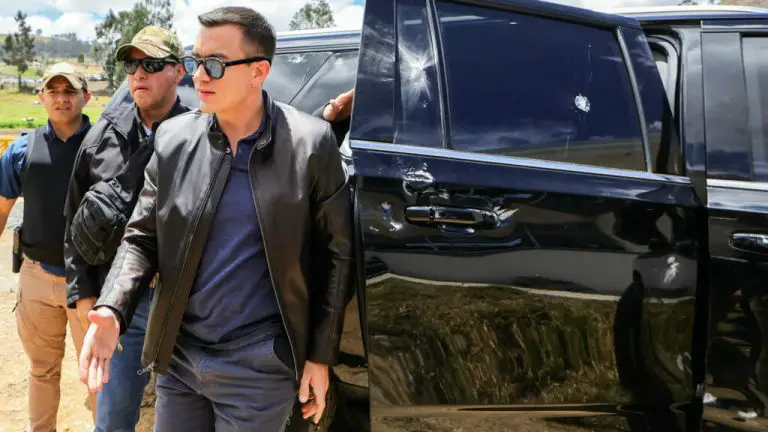 Detienen a 5 personas luego del ataque a balazos que recibió la caravana del presidente Noboa